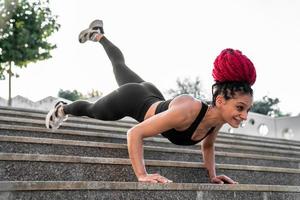 fitheid, Sportschool en training van een vrouw aan het doen plank oefening of opleiding voor welzijn met focus voor gezond levensstijl. vrouw atleet met lichaam gewicht routine- voor sterk kern, sport- Gezondheid en balans foto