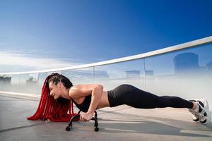 fitheid, Sportschool en training van een vrouw aan het doen plank oefening of opleiding voor welzijn met focus voor gezond levensstijl. vrouw atleet met lichaam gewicht routine- voor sterk kern, sport- Gezondheid en balans foto