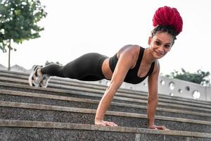 fitheid, Sportschool en training van een vrouw aan het doen plank oefening of opleiding voor welzijn met focus voor gezond levensstijl. vrouw atleet met lichaam gewicht routine- voor sterk kern, sport- Gezondheid en balans foto