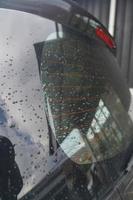 regendruppels in de zwart auto foto
