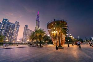 mooi nacht visie met kleurrijk lucht Bij mijlpaal 81 - het is een super hoog wolkenkrabber met ontwikkeling gebouwen langs Saigon rivier- in ho chi minh stad, Vietnam. foto