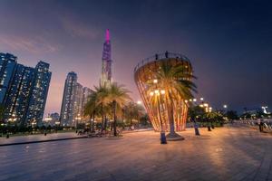 mooi nacht visie met kleurrijk lucht Bij mijlpaal 81 - het is een super hoog wolkenkrabber met ontwikkeling gebouwen langs Saigon rivier- in ho chi minh stad, Vietnam. foto