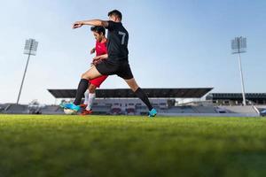 Amerikaans voetbal speler spelen bal in de buitenshuis stadion foto