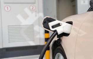 e-mobiliteit, elektrisch voertuig opladen, elektrisch auto opladen station foto