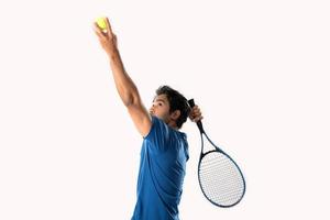 mannetje tennis speler spelen tennis met streven voor zege gebaar. foto