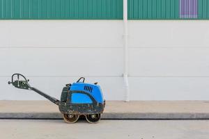 asfalterende wals aan het werk bij een wegenbouw foto