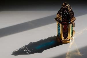 gouden lantaarn met schaduw van schemer licht voor de moslim feest van de heilig maand van Ramadan kareem. foto