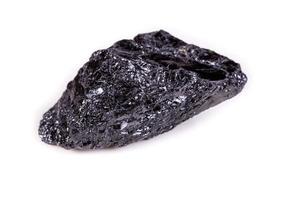 macro mineraal steen zuring - zwart toermalijn Aan wit achtergrond foto