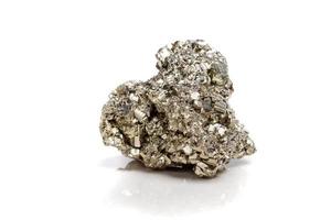 macro mineraal steen pyriet goud Aan wit achtergrond foto