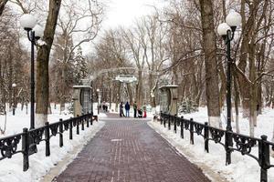 leeg banken gedekt met sneeuw in winter park foto