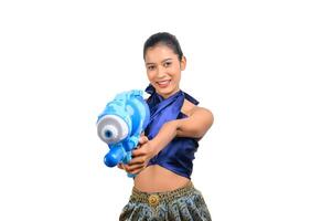 portret mooi vrouw in songkran festival met water geweer foto