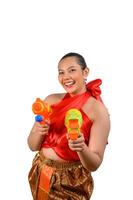 portret mooi vrouw in songkran festival met water geweer foto