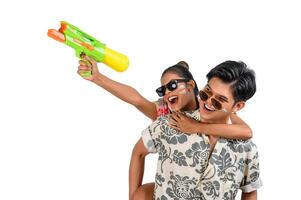 portret jong paar genieten met water geweer Aan songkran festival foto