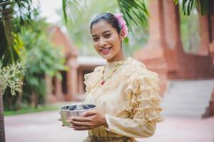 portret mooi vrouw in songkran festival met Thais traditioneel kostuum foto