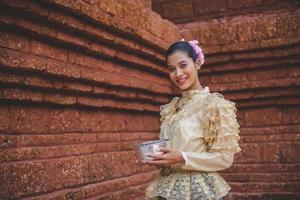 portret mooi vrouw in songkran festival met Thais traditioneel kostuum foto
