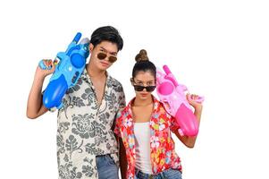 portret jong paar genieten met water geweer Aan songkran festival foto