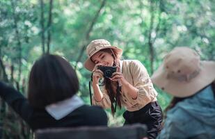 jong mooi vrouw gebruik camera nemen foto haar vrienden