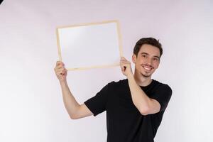 portret van gelukkig Mens tonen blanco uithangbord Aan geïsoleerd wit achtergrond foto