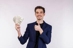 portret van een vrolijk Mens Holding dollar rekeningen over- wit achtergrond foto