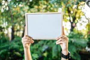 Holding blanco whiteboard foto