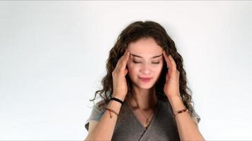 jong meisje Holding haar hoofd oorzaak van hoofdpijn foto