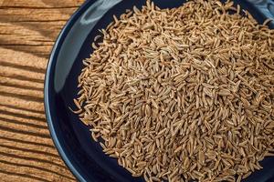 aromatisch Romeins komijn in een klein kom Aan de tafel foto