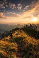 zonsopkomst Aan een berg ,a Mens wandelen Aan een wandelen spoor naar huis foto