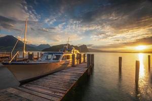 een meer en een steiger Aan de kant een boot foto