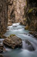 een hoog kloof met turkoois water foto