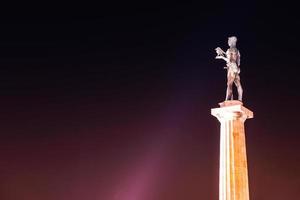 het victor-monument op de vesting Kalemegdan 's nachts in Belgrado, Servië