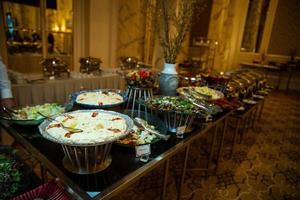 buffet tafel met divers salades en snacks foto