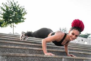 fitheid, Sportschool en training van een vrouw aan het doen plank oefening of opleiding voor welzijn met focus voor gezond levensstijl. vrouw atleet met lichaam gewicht routine- voor sterk kern, sport- Gezondheid en balans foto