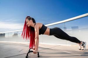 fitheid, Sportschool en training van een vrouw aan het doen plank oefening of opleiding voor welzijn met focus voor gezond levensstijl. vrouw atleet met lichaam gewicht routine- voor sterk kern, sport- Gezondheid en balans foto