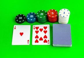 poker spel, aas en tien kaarten en chips. foto