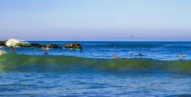 puerto escondido oaxaca Mexico 2023 surfer surfing Aan surfboard Aan hoog golven in puerto escondido Mexico. foto