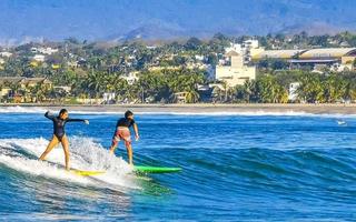 puerto escondido oaxaca Mexico 2023 surfer surfing Aan surfboard Aan hoog golven in puerto escondido Mexico. foto