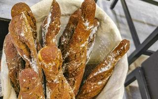 broodjes stokbrood cakes en andere gebakjes in chedraui supermarkt Mexico. foto