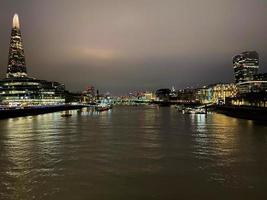 de rivier- Theems Bij nacht met reflectie foto