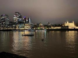 de rivier- Theems Bij nacht met reflectie foto