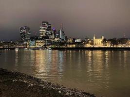 de rivier- Theems Bij nacht met reflectie foto