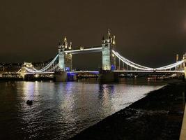 toren brug in Londen Bij nacht foto