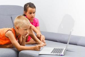 twee studenten werken Bij laptop foto