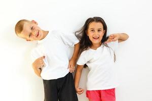 gelukkig kinderen zus en broer hebben pret foto