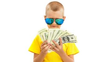 portret van een vrolijk weinig jongen Holding een dollars over- wit achtergrond foto