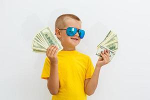 weinig jongen Holding de geld foto