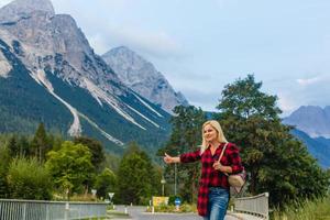 een vrouw op zoek Bij de bergen. Europa, duitsland, Beieren foto