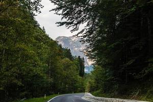 weg draaien in de bergen, Alpen achtergrond foto