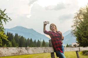 meisje in de bergen, Alpen, Oostenrijk foto