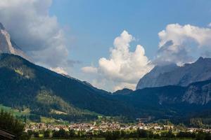 idyllisch landschap in de Alpen met vers groen weiden, bloeiend bloemen, typisch boerderijen en besneeuwd berg tops in de achtergrond, Nationaal Park berchtesgadener land, Beieren, Duitsland foto