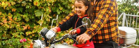 gelukkig opa en zijn kleindochter in handgemaakt zijspan fiets glimlachen motorfiets foto